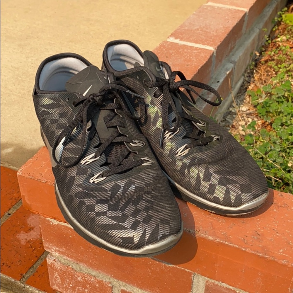 GUC Nike black and silver athletic shoes